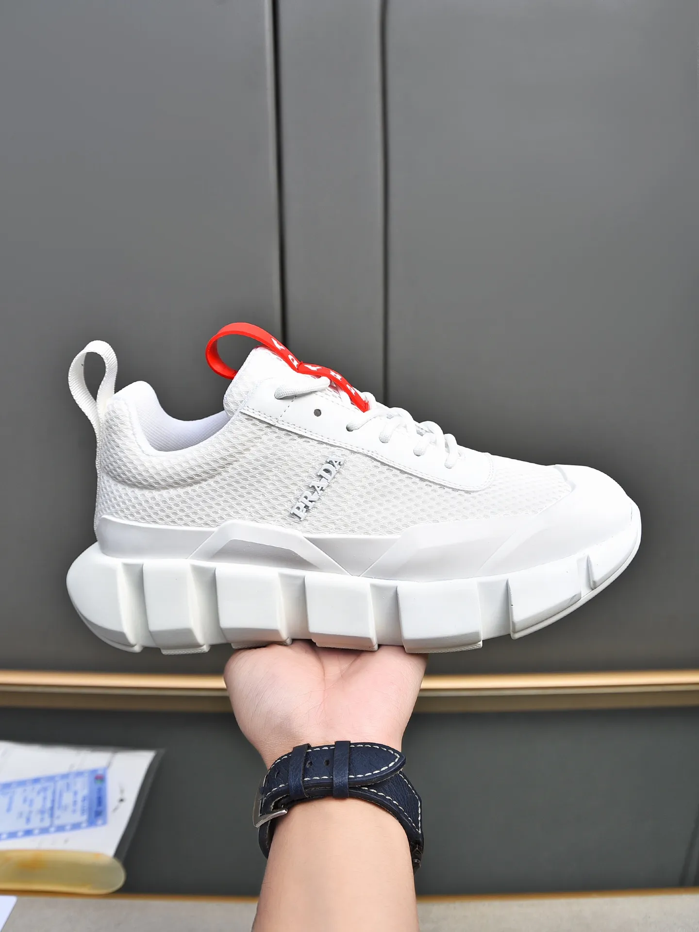 Men's shoes 💰480 PRADA/Prada men's lace-up casual sports shoes, the upper is made of cowhide leather and breathable mesh. It is soft, comfortable and breathable. The tongue is decorated with the PRADA brand letter logo. The thick rubber sole echoes the red label tongue. The style is fashionable and generous. The details are carefully crafted. A casual sports shoe with a super fashionable look on the foot. Excellent breathability!  Size: 38-44 (45 46 customized)